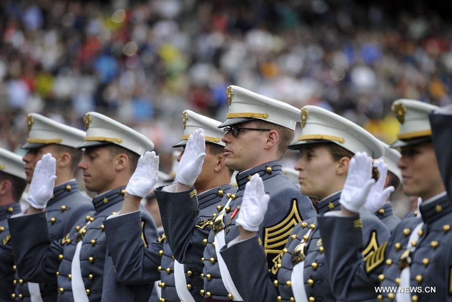 Vào hôm 28/5, các thầy cô giáo cùng toàn thể các học viên của ngôi trường quân sự West Point hân hoan tham gia buổi lề phát bằng. Trong ảnh, các học viên đứng trang nghiêm trong hát quốc ca phần đầu buổi lễ.